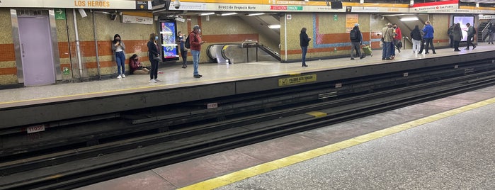 Metro Los Héroes is one of Linea 1 Metro de Santiago.