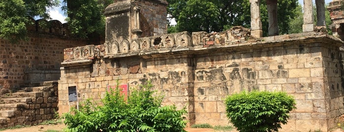Lodhi Gardens (लोधी बाग़) is one of Lugares guardados de Maya.