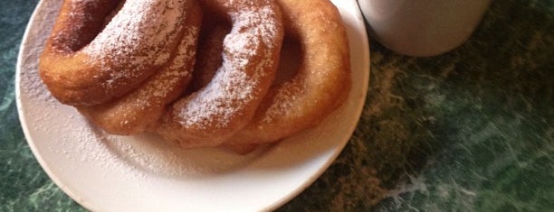 Pishki (Donut and Coffee) is one of St-Petersbourg.