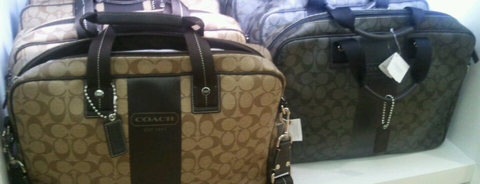 COACH Outlet is one of Lugares favoritos de Larry.