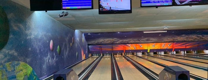 Revs The Bowling Centre & Lane 21 Lounge is one of Maple Meadows.