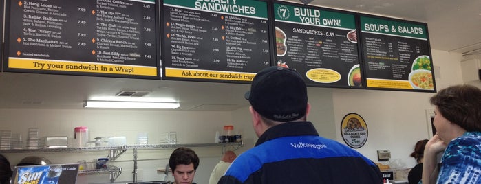 Mr. Pickle's Sandwich Shop is one of Tempat yang Disukai Rob.