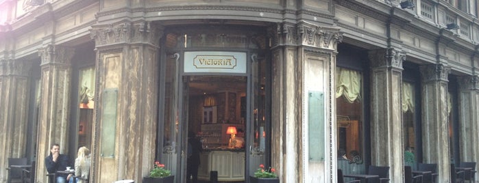 Victoria Café is one of locali da ricordare.