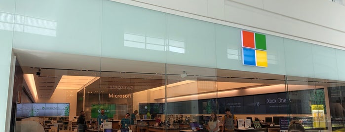 Microsoft Store is one of Orlando Fl  🏰🎢🎡🎠🎆🎈✈🐬🐬.