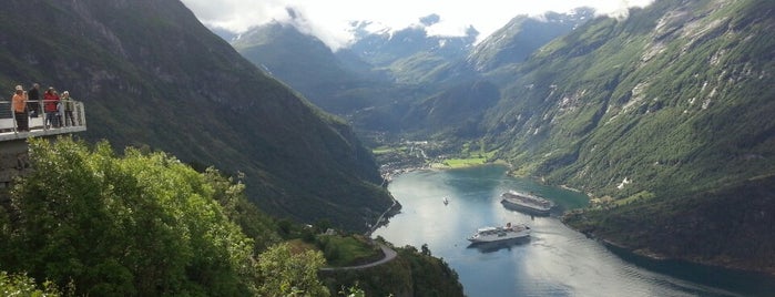 Geirangerfjorden is one of Norge.
