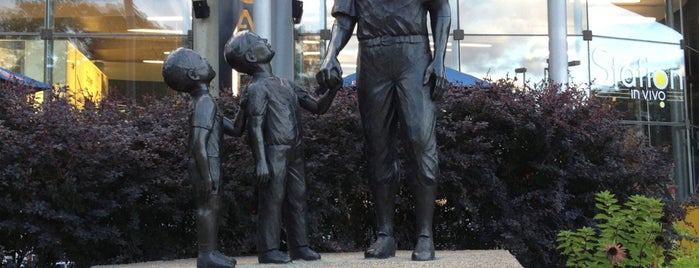 Jackie Robinson Statue is one of สถานที่ที่บันทึกไว้ของ Darlene.