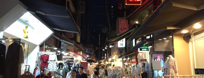 Sinchon Fashion Street is one of Seoul, South Korea Todo.