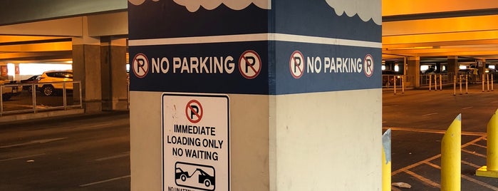 Terminal 3 Parking Garage is one of Lugares favoritos de Paul.