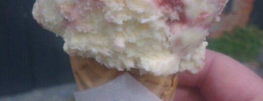 Gianni's Ice Cream is one of Lugares favoritos de Plwm.