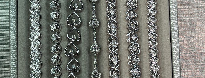 Kay Jewelers is one of Lugares favoritos de Joseph.