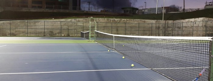 Shaw Park Tennis Court is one of Mayorships in Good Times.