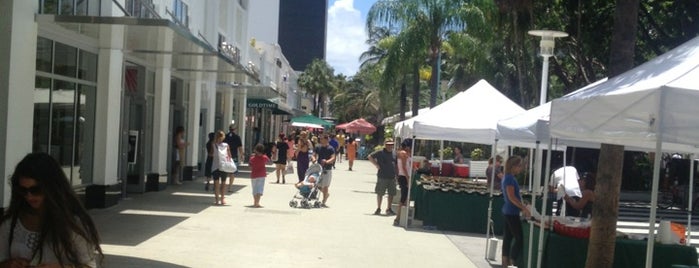 Lincoln Road Sunday Market is one of Orte, die Massimo gefallen.