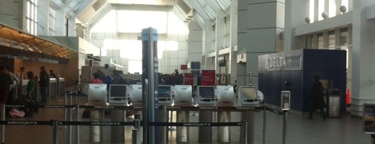 TSA Security Screening is one of Tempat yang Disukai Robert.