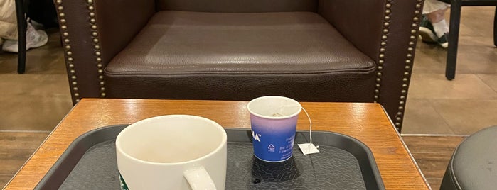 Starbucks is one of Piccololasさんのお気に入りスポット.