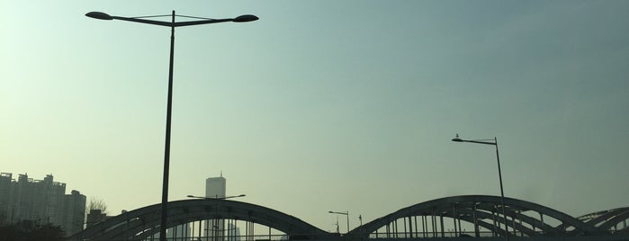 Hangang Bridge is one of Korea.