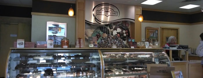 Rocky Mountain Chocolate Factory is one of Tempat yang Disukai Lena.