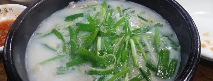 부산돼지국밥 is one of 압구리 주변 맛집.