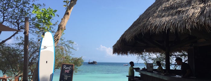 Haad Tien Beach Bar is one of Lugares favoritos de Maria.