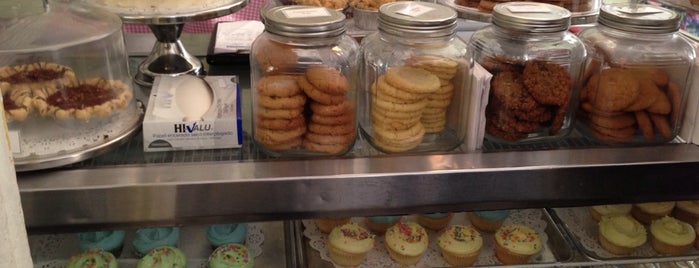 Magnolia Bakery is one of New York City Survival Guide.
