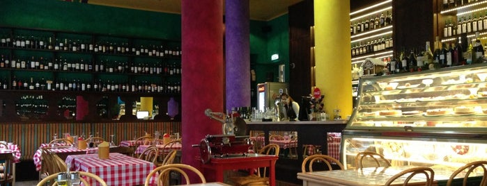 Caffe Centrale is one of Locais curtidos por Louise.