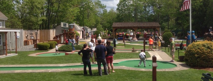 Golf on the Village Green is one of Tempat yang Disukai Kurtis.