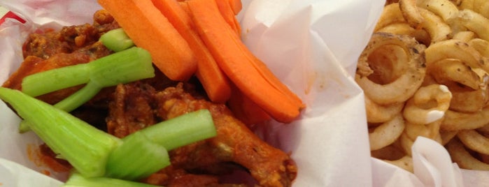 Hot Wings Cafe is one of Laraさんのお気に入りスポット.