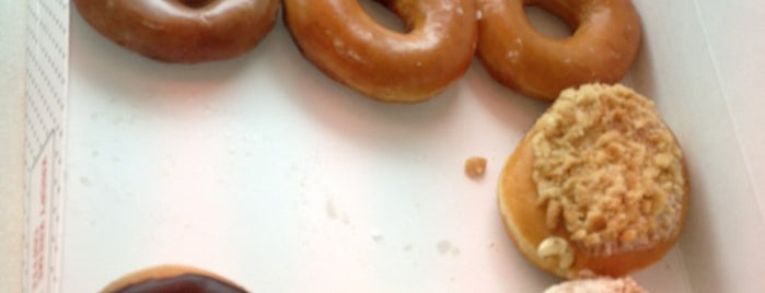 Krispy Kreme Doughnuts is one of Locais curtidos por Ares.