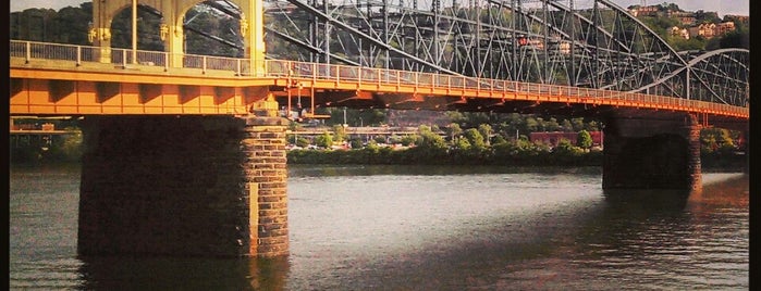 Smithfield Street Bridge is one of Lugares favoritos de Ray.