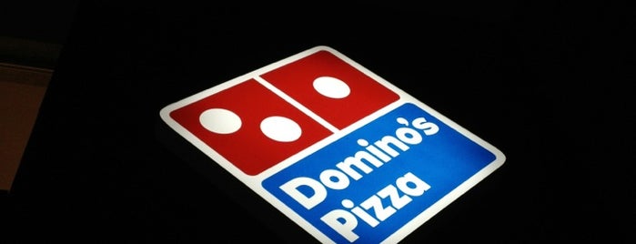 Domino's Pizza is one of Tempat yang Disukai Archi.