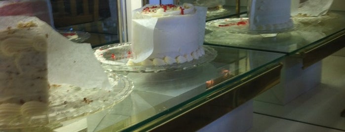 Just Desserts Bakery & Cafe is one of Lugares favoritos de Meredith.