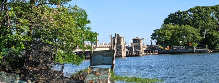 The Clam Bar at Bridge Marina is one of Docks.