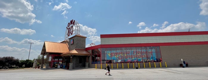 World's Largest Truckstop is one of Debbie 님이 좋아한 장소.