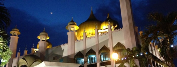 Masjid Jamek Negeri Sarawak (Sarawak State Mosque) is one of Visit Malaysia 2014: Islamic Tourism (Mosque).
