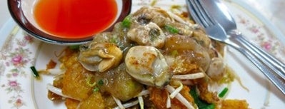 Thip Volcanic Fried Mussel & Oyster is one of 방콕식당 가볼 곳.