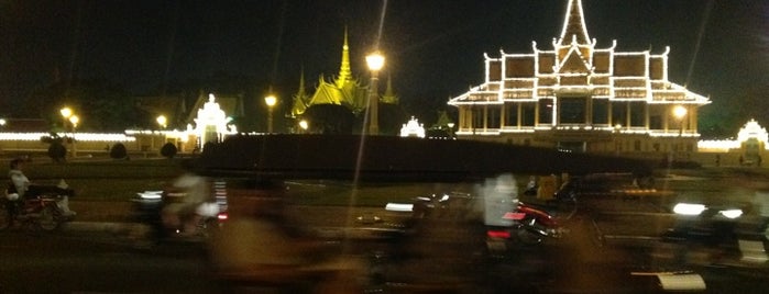 The Royal Palace ព្រះបរមរាជាវាំងនៃរាជាណាចក្រកម្ពុជា is one of Cambodia - Phnom Penh.