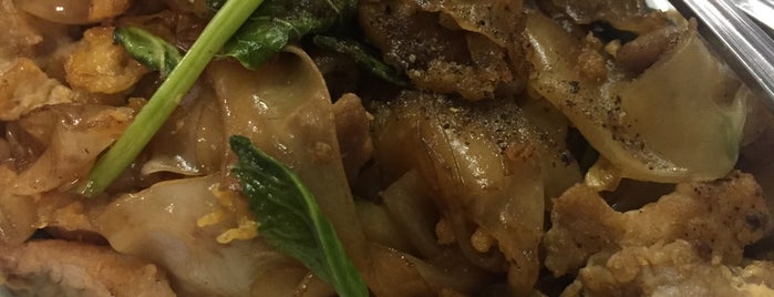 ธัญรสเนื้อตุ๋น - เป็ดตุ๋น กิ่งแก้ว is one of Beef Noodles.bkk.