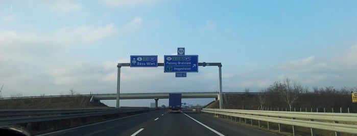 M15 is one of Hungarian roads.