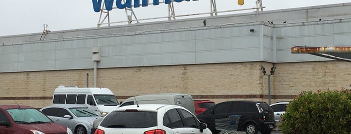 Walmart is one of Lugares donde atienden MUY lento.