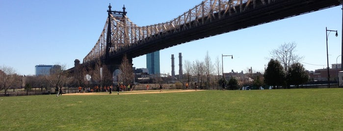 Zog Kickball Roosevelt Island is one of Kimmie's Saved Places.