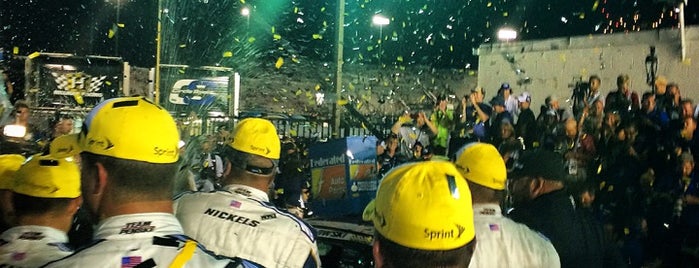 Victory Lane at RIR is one of Tさんのお気に入りスポット.