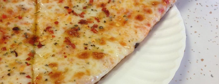 Nicolosi's Pizza is one of Orte, die Chris gefallen.