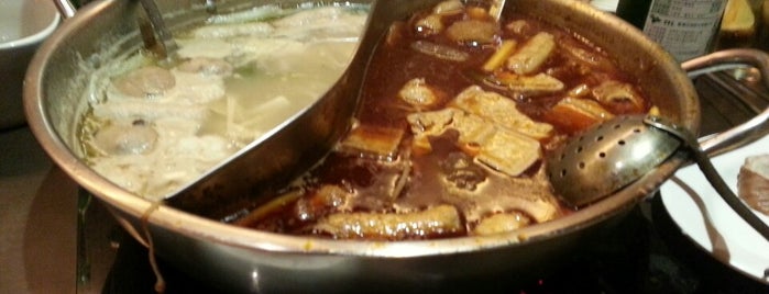 太和殿麻辣火鍋 is one of Locais curtidos por Cathy.