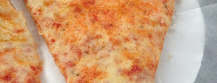 L'Angolo Pizza is one of Tempat yang Disukai Christopher.