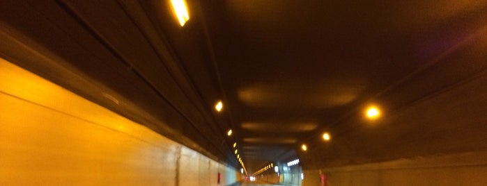 日足トンネル is one of Lieux qui ont plu à Minami.