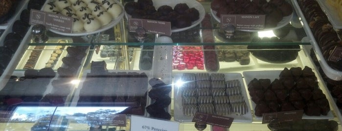 Chocolat Du Monde is one of Tempat yang Disukai Vlad.