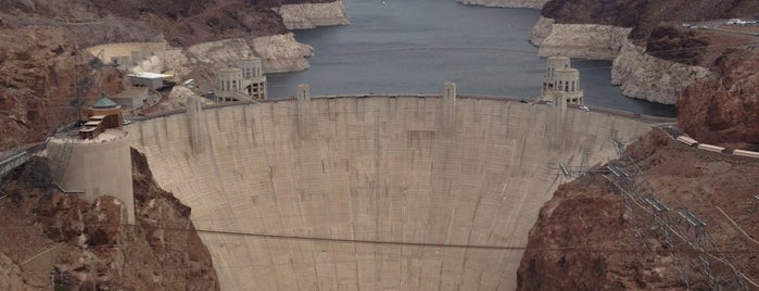 Hoover Dam is one of Tempat yang Disukai James.