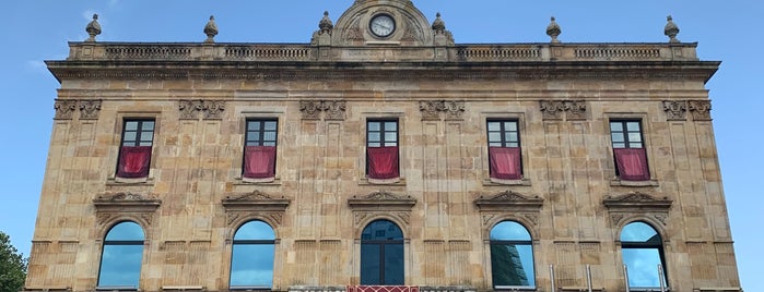 Ayuntamiento de Gijón is one of mis sitios.