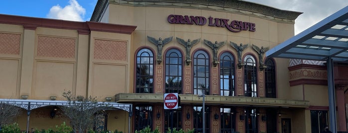 Grand Lux Cafe is one of Peewee's Big Ass South Florida Food Adventure!.