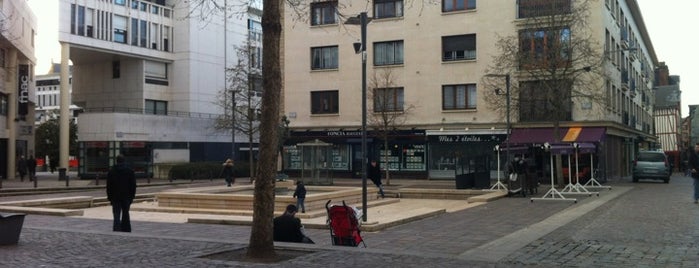 Place du 19 avril 1944 is one of Rouen.