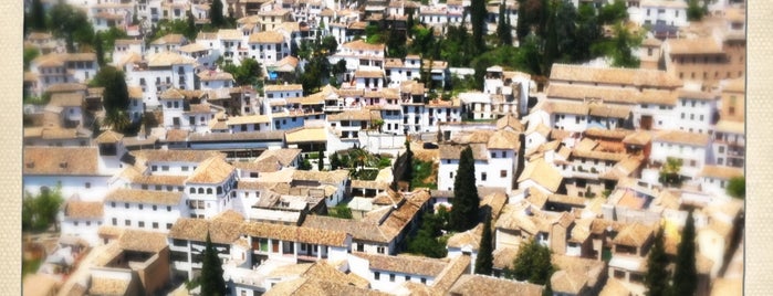 La Alhambra y el Generalife is one of Tempat yang Disukai Ryan.